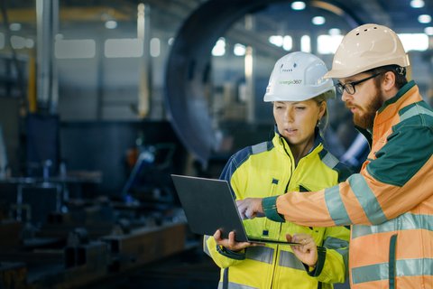 Le personnel d’une exploitation industrielle planifie l’utilisation de la chaleur dégagée pour les processus