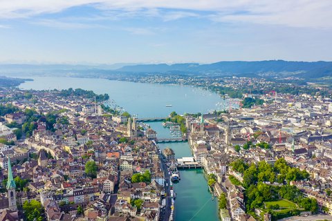 Die Stadt Zürich aus der Vogelperspektive mit Blick über die Limmat und den Zürichsee