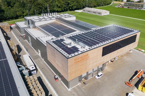 Im Westen von Frauenfeld haben Energie 360° und die Schweizer Zucker AG ein klimapositives Holzheizkraftwerk gebaut. Erfahren Sie wie aus Holz Neues entsteht.