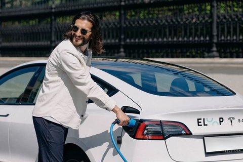 Tesla Model 3 von Carsharing-Anbieter Eloop wird aufgeladen