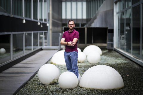 Pierre Lemaire devant l'immeuble de bureaux de Lausanne