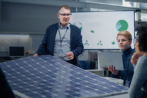 Studierende unterhalten sich über Solarzellen