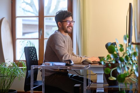 Marcel Brülisauer est assis devant son ordinateur en télétravail.