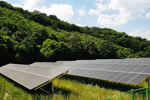 Un lac de barrage en Suisse comme exemple de stockage d’électricité.