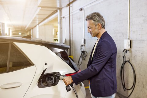 Ein Mieter lädt in der Garage des von ihm bewohnten Mehrfamilienhauses mit der Ladestation von Energie 360° sein Elektroauto