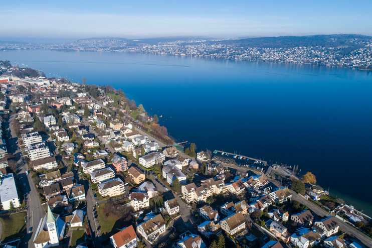 Vue aérienne de Zurich et du lac de Zurich par temps légèrement nuageux