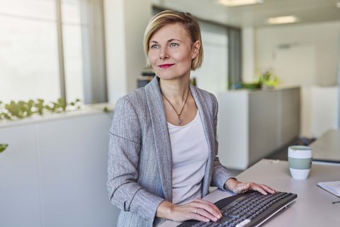 Victoria Koppehele, IT-Business-Analystin bei Energie 360°, bei der Arbeit am Stehpult