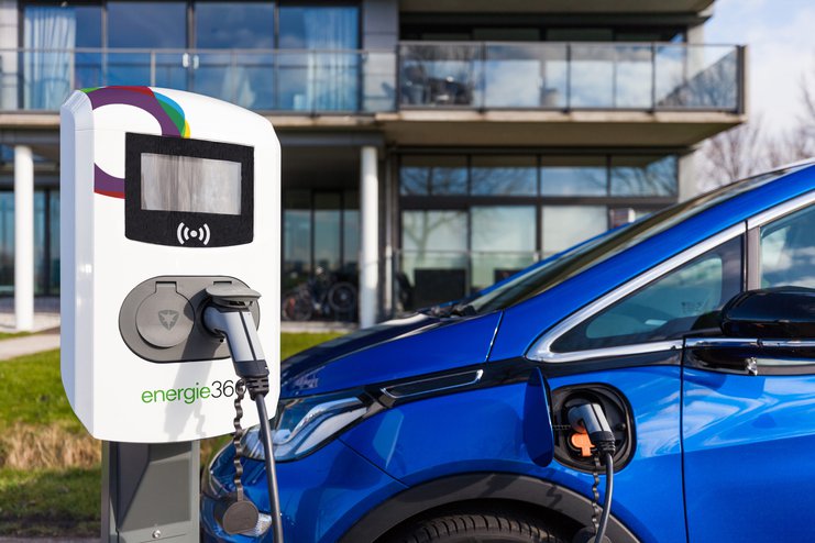 Voiture électrique à une station de recharge d’Energie 360° devant un bâtiment