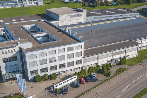 Le bâtiment de l’entreprise Schulthess, fabricant de lave-linge, à Wolfhausen, vu d’en haut.