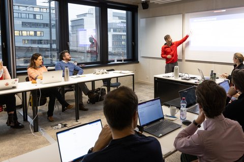 Nic Repond présente le thème des émissions négatives au comité d’innovation à l’aide d’une présentation