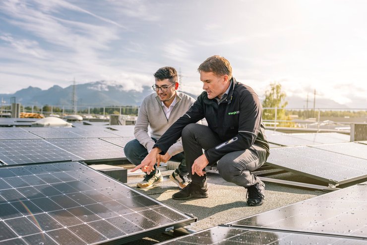 Deux spécialistes de l’énergie photovoltaïque sur le toit avec des modules photovoltaïques