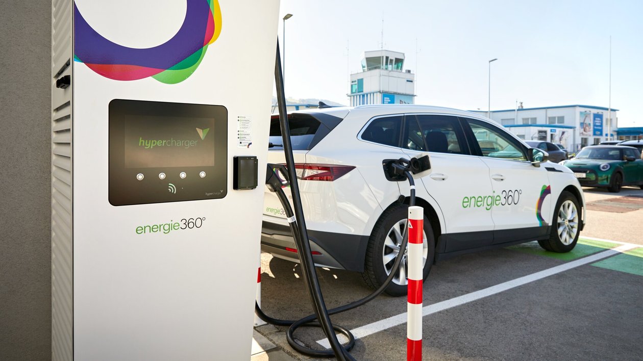 Elektroauto beim Laden einer &ouml;ffentlichen Ladestation