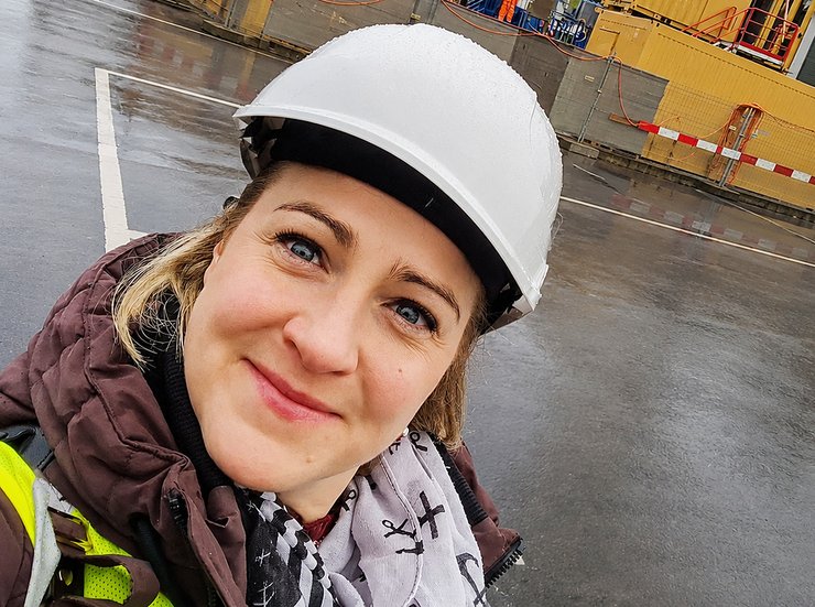 Porträt Anne Liebeold mit Bauhelm