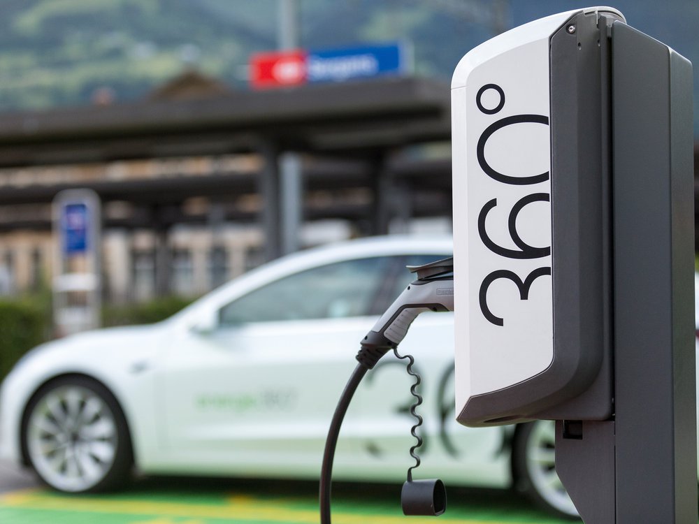 Une voiture électrique d’Energie 360° se recharge à la station devant la gare de Sargans