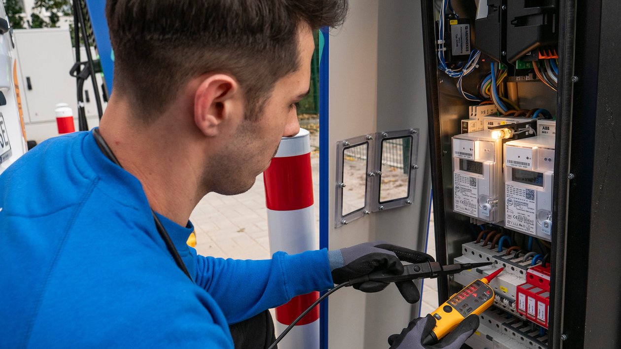 Service for Charger beschäftigt eigene Handwerker und bietet komplette Servicedienstleistungen für Ladeinfrastruktur.