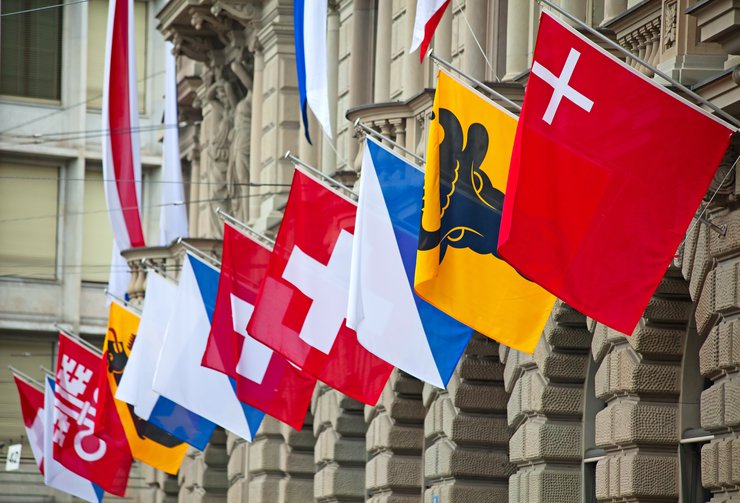 Des drapeaux cantonaux suisses comme symboles de projets énergétiques régionaux