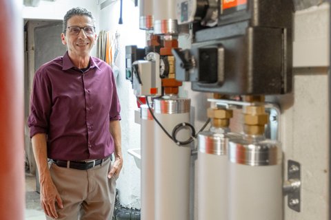 Kunde David Munz zeigt im Keller seiner Liegenschaft die Wärmelösung von Energie 360°.