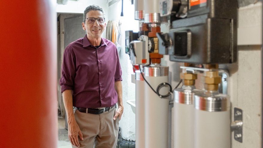 Kunde David Munz zeigt im Keller seiner Liegenschaft die Wärmelösung von Energie 360°.