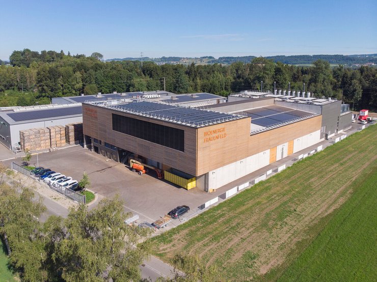 Elimination du CO2 en Suisse: installation à Frauenfeld, où du charbon végétal certifié (BCR) élimine durablement le CO2 sur la voie du zéro émission nette et d’un avenir neutre en CO2.