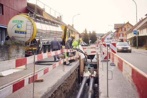 Unter der Dorfstrasse in Embrach verlegen Arbeiter Rohre für ein neues Fernwärmenetz.
