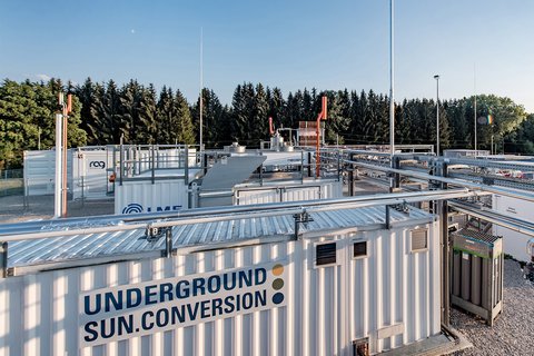L’installation de l’USC se compose de conteneurs blancs