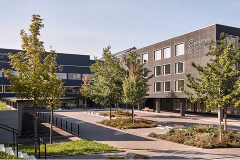 Vue de face du bâtiment de la clinique Schulthess avec son petit parc au premier plan