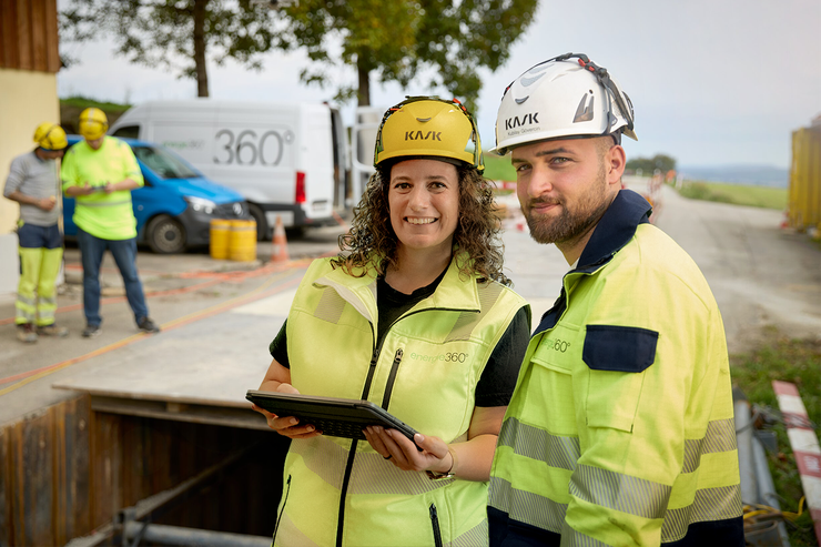 Collaborateurs·trices d’Energie 360° portant des gilets fluorescents sur un chantier