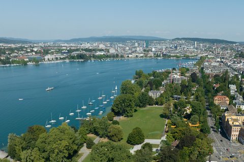 Luftaufnahme von Zürich und dem Zürichsee bei leicht bewölktem Himmel